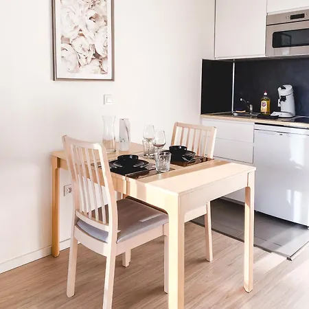 Le Hesingue- Near Airport, Swiss & German Board Apartment *